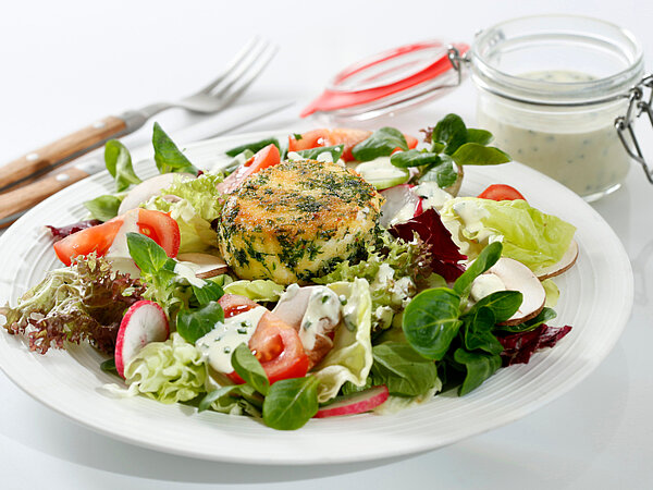 angerichteter Salat mit Ziegenkäse auf einem Teller