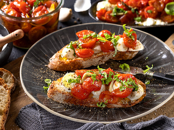 Rezept Confierte_Tomaten_mit_Mozzarella auf kräftigem Bauernbaguette